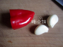 意式辣番茄酱斜管面,红椒去蒂去籽。蒜的量根据喜好可增减,但不要太多