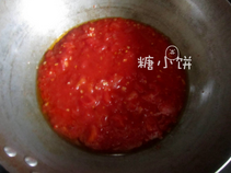 意式辣番茄酱斜管面,加入番茄丁翻炒成酱状,加盐调味