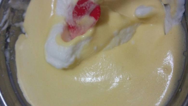 纯牛奶蛋糕,拌好后在将蛋黄全部倒入奶油状的蛋清中