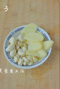 黑椒干锅虾,把蒜剥皮,<a style='color:red;display:inline-block;' href='/shicai/ 37'>姜</a>切片