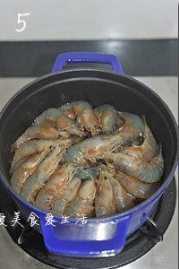 黑椒干锅虾,把腌好的沼虾排入锅中,同时把碗里腌制时的腌汁也一并倒入锅中,盖上盖子,开中大火煮开,转小火焖煮10分钟左右