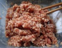 鱼香藕丸,<a style='color:red;display:inline-block;' href='/shicai/ 34310'>猪肉糜</a>加少许盐拌匀，因为之后还要调味所以盐少一点，再打入一个鸡蛋向一个方向搅打上劲