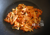辣酱泡菜螺旋粉,蒜去皮切条,泡菜也改刀成条状,炒锅内放少许底油烧热,加入蒜煸出香味后加入泡菜翻炒一下备用
