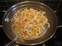 辣酱泡菜螺旋粉,意面煮熟后捞出沥水,放入炒锅内和泡菜拌匀