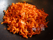 辣酱泡菜螺旋粉,加入韩式辣酱拌匀,如果太干的话加一点煮面的汤汁