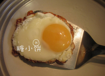 辣酱泡菜螺旋粉,煎一个单面溏心蛋放在拌好的面上,撒一点炒熟的白芝麻