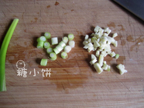 鸡啄豆腐,葱蒜切碎备用