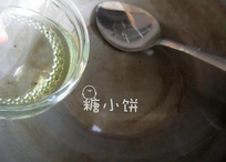 鸡啄豆腐,锅内加入香料油烧热