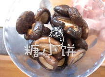 珍珠肉丸,干香菇泡发后剁碎,泡香菇的水留用