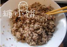 珍珠肉丸,打入一个鸡蛋,向同一个方向搅打