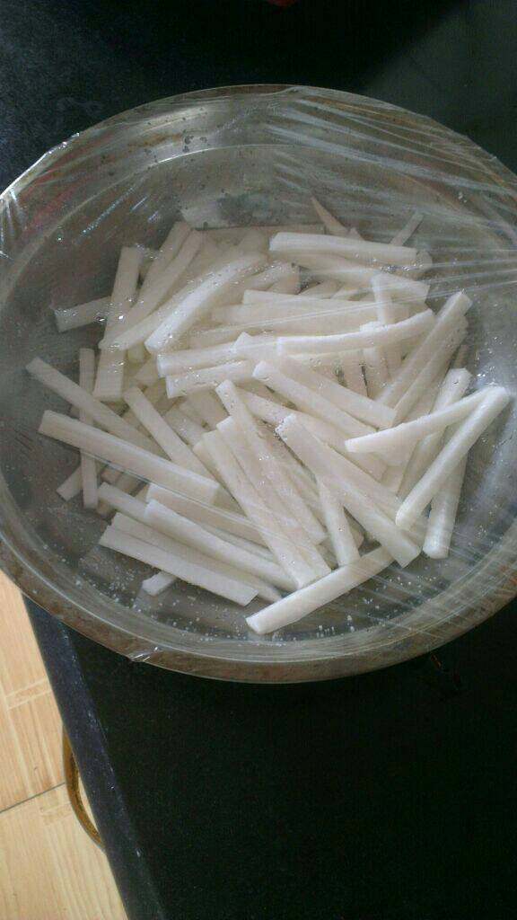 自制(爽口咸萝卜条),用保鲜膜封上,放入冰箱冷藏腌制一宿入味儿;