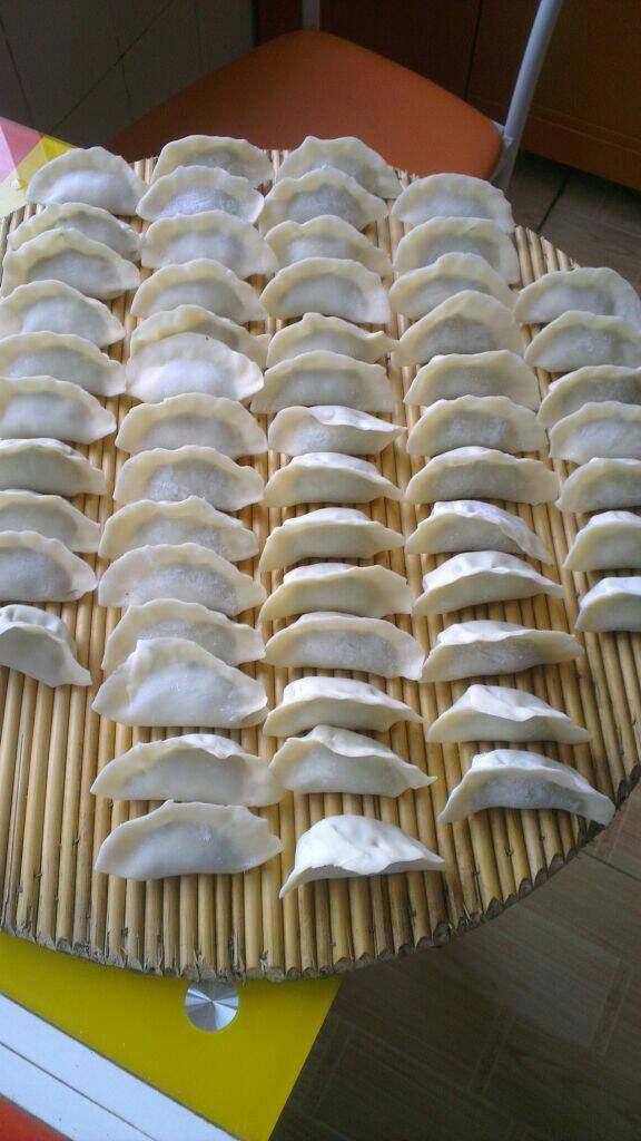 猪肉蒜苗饺子,依次包好饺子生坯;