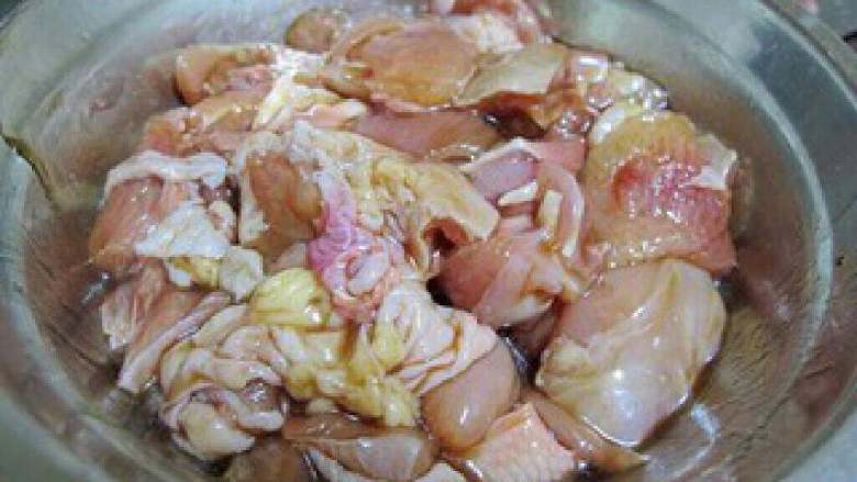 菠萝鸡,鸡肉切成小块,用料酒、蚝油、生抽和糖腌制30分钟。