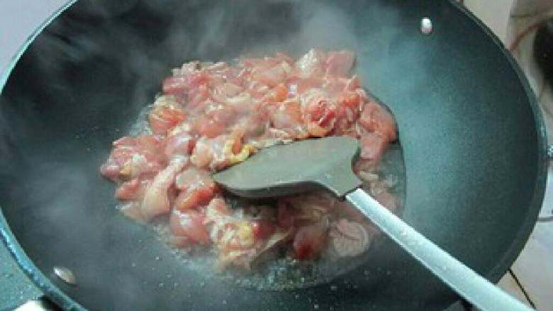 菠萝鸡,炒锅放适量油,烧热后倒入鸡肉煸炒;