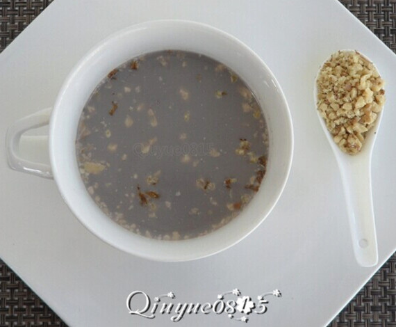 核桃黑豆奶,倒一碗豆奶,放适量的核桃仁碎。