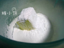 蔓越莓饼干,黄油室温软化后加糖粉搅打至发白