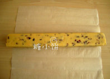 蔓越莓饼干,将拌好的面团整形成长方柱体,送入冰箱冷藏或者冷冻至硬