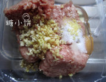 干炸响铃,猪肉糜中加入鸡蛋,切碎的姜蒜和所有调味料向一个方向搅打至上劲