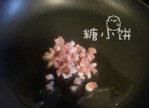 培根玉米烙蛋饼,培根切成细丁,放入平底锅中加少许油煎至上色