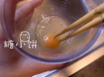 培根玉米烙蛋饼,煎培根的时候就可以调面糊,鸡蛋1个加盐打散后加水搅匀