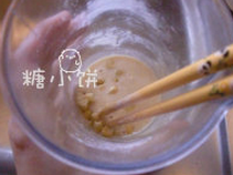 培根玉米烙蛋饼,加入<a style='color:red;display:inline-block;' href='/shicai/ 519'>面粉</a>调成稀糊状后加入冷冻玉米粒搅匀,玉米粒无需提前解冻