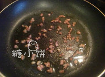 培根玉米烙蛋饼,调好面糊以后培根也应该煎好了。在平底锅中铺开让它们分布均匀