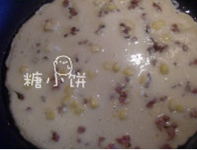 培根玉米烙蛋饼,一次性倒入所有面糊,底面定型后翻面,中大火烙至两面上色即可