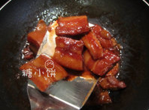 卤肉包,<a style='color:red;display:inline-block;' href='/shicai/ 35949'>带皮五花肉</a>洗净焯水后切大块，加丁香1个，花椒4-5颗，姜7-8片，八角1个，桂皮1段，陈皮1片，玫瑰腐乳汁2汤匙，生抽1汤匙，糖3汤匙和料酒1汤匙，加水至没过所有材料，慢炖锅炖一夜或者高压锅压30分钟，都没有的话普通锅子多加点水慢炖3个小时，然后将汤汁收浓，如果味道不够的话补点盐。腐乳汁就是吃那种玫瑰腐乳剩下来的