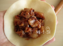 卤肉包,每个面剂子按扁,擀成中间略厚周围稍薄的面皮,中间摆上拌好的卤肉馅