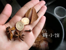 怀旧烧鸡腿,加入所有香料。加水至没过所有材料，高压锅上汽后压30分钟
