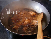怀旧烧鸡腿,转入炒锅中，大火烧开收汁