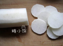 干锅萝卜,白萝卜去皮,切厚片备用
