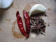 干锅萝卜,香料准备好,蒜切片,辣椒切圈