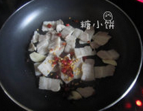 干锅萝卜,起油锅,放入五花肉片和香料翻炒
