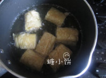 干锅萝卜,放入萝卜片翻炒一下,加入蚝油、生抽、糖