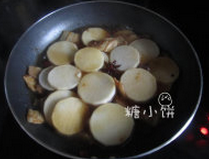干锅萝卜,加水至没过所有材料,大火煮开后转中大火
