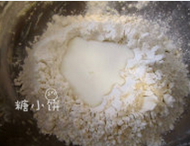 焦糖奶油排包,干酵母加温牛奶化开,加入高粉210G中,加鸡蛋1个揉成光滑均匀的中种面团