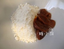 焦糖奶油排包,将发酵好的中种面团撕成小块,加高粉100G,奶油焦糖酱115G和盐1G