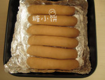 焦糖奶油排包,将揉好的面团分成6份,分别搓成长条形,排入模具中