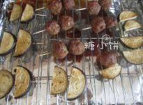 烤藕丸,送入预热好180℃的烤箱中层,中途可以翻面再刷一层酱汁