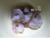 沙茶酱海鲜炒饭,海虾洗净剥壳去虾线,取虾仁备用