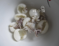 沙茶酱海鲜炒饭,墨鱼仔处理干净,焯水去去生腥味备用