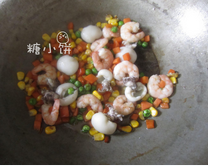 沙茶酱海鲜炒饭,加虾仁翻炒至卷曲变色后加墨鱼仔炒匀,盛出备用