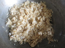 沙茶酱海鲜炒饭,加入沙茶酱和蚝油炒匀,上个底色