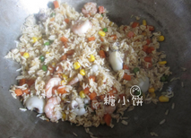 沙茶酱海鲜炒饭,加入之前准备好的配菜炒匀,加盐糖调味即可