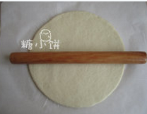 蓝纹奶酪披萨,排气后擀成圆形面饼状,厚约4MM,具体几寸我也没测量过