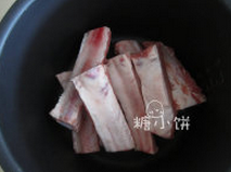 茄汁排骨,排骨洗净,焯水,去干净血沫和杂质备用