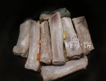 茄汁排骨,将调味料搅匀,然后放入焯水过后的排骨