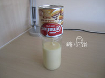 特浓咖啡牛乳糖,附一条开炼乳罐头的小方法吧
准备一个装炼乳的干净的无水无油的瓶子，在罐头表面用刀砸一个口，倒扣在瓶子上，由于压强的关系只是倒扣的话里面的东西很难流出来，所以这时候要在罐头底面也砸一个孔，炼乳就会自动流出来了