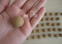特浓咖啡牛乳糖,拌匀以后分成大约5G一个的小剂子，搓成球即可